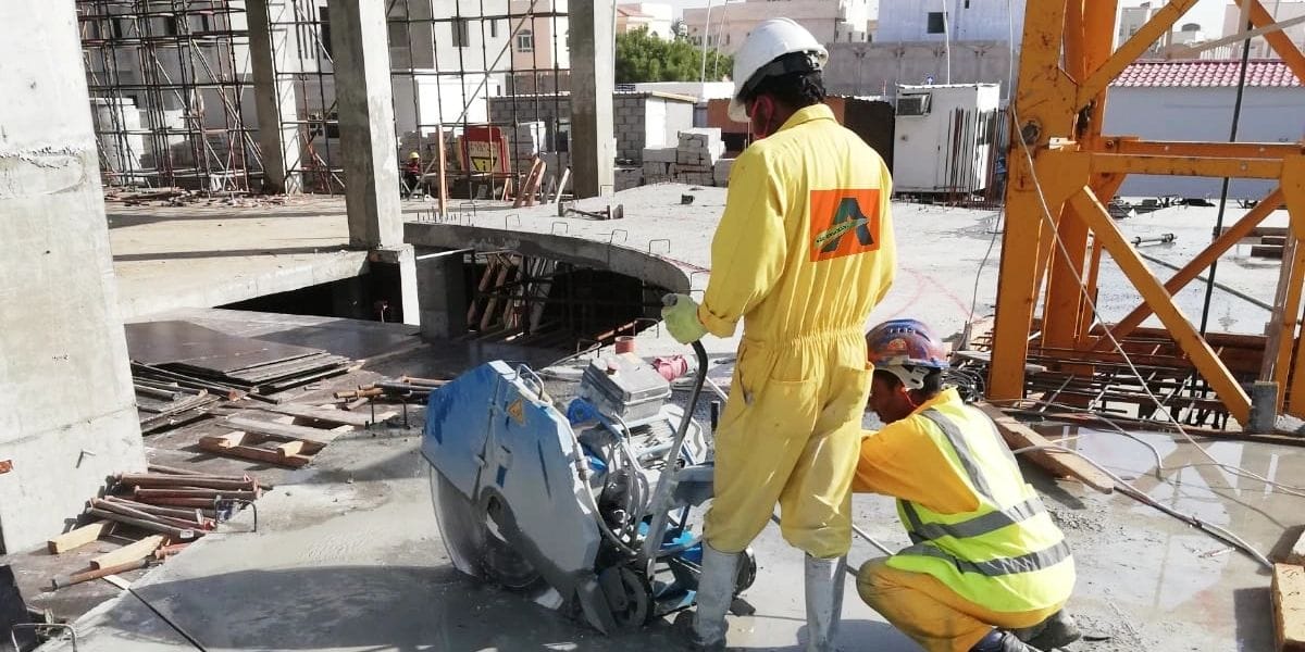 Water-cooled concrete cutting system for dust suppression
